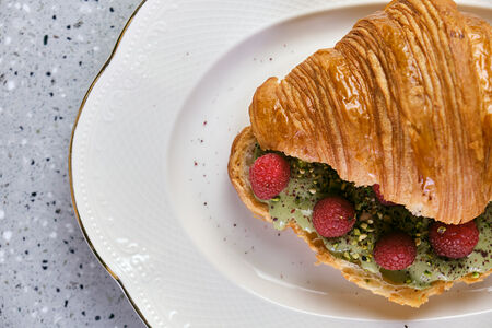 Круассан с фисташковым кремом и малиной
