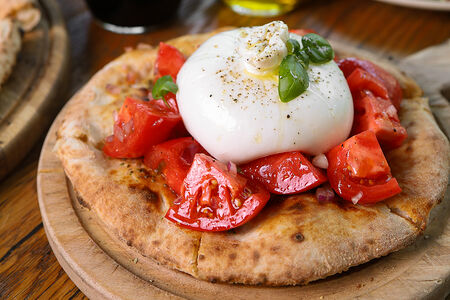 Фокачча с бурратой и томатами