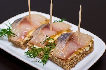 Канапе с сельдью