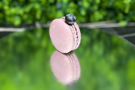 Макарон смородина-шоколад