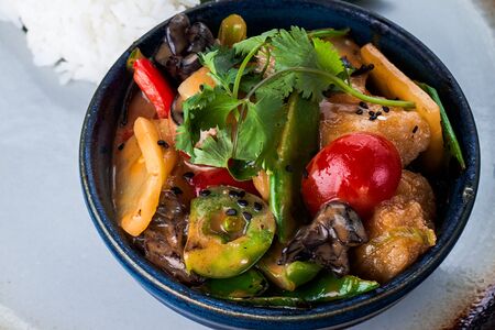 Филе белой рыбы с овощами и ананасами в карри с кокосовым молоком