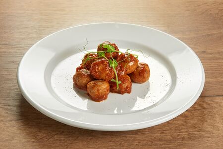 Митболы в томатно-базиликовом соусе