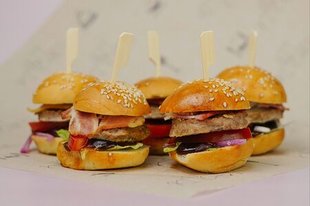 Мини-бургер с говяжьим бифштексом