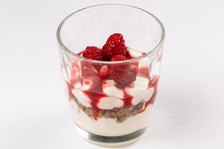 Крем из домашнего сыра с малиной и хрустящим пралине