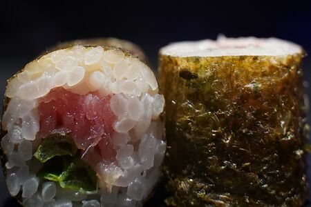 Ролл с тунцом и зеленым луком