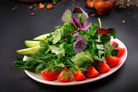 Свежие овощи с зеленью