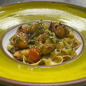 Феттуччине с лососем и креветками