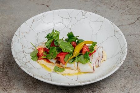 Кальмар на гриле с хумусом и свежими томатами