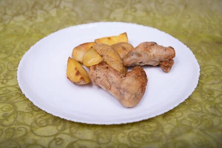 Крылышки в соусе барбекю с картофелем