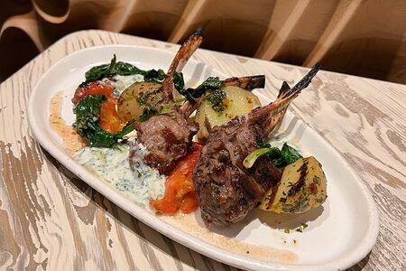 Барашек на кости, печеные томаты и дзадзики