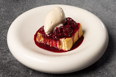 Медовик с черешней