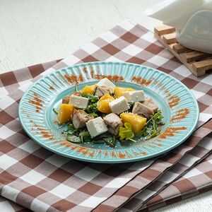 Салат с индейкой, персиками и сыром фета