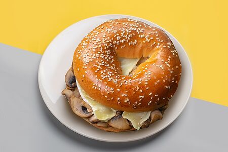 Бейгл с сыром камамбер и грибами