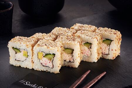 Ролл Калифорния в кунжуте