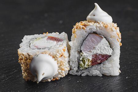 Ролл Цезарь в кунжуте с курицей