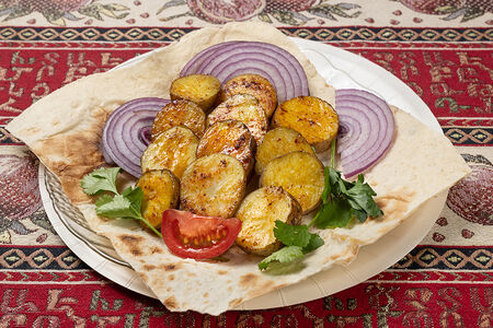 Картошка, запечённая на углях с салом