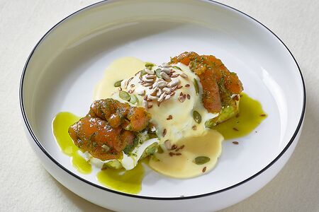 Бенедикт с лососем на запеканке из цукини