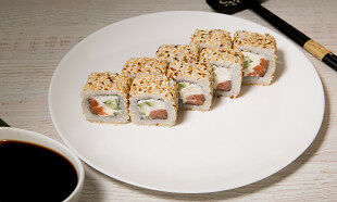 Ролл Филадельфия в кунжуте