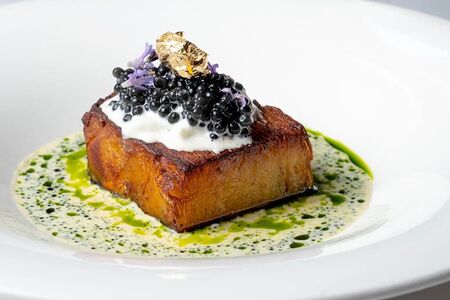 Картофель из печи с грибным бербланом и черной икрой