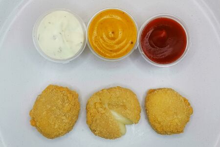 3 сырных медальона с соусом на выбор