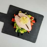 Стейк из лосося на пару