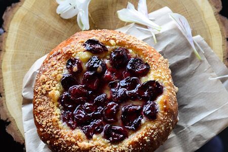 Бриошь с вишней