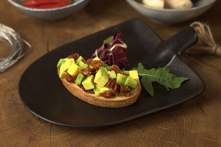 Брускетта с авокадо и вялеными томатами