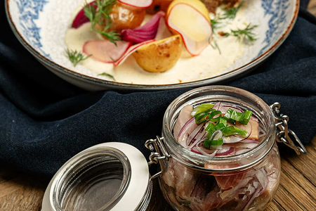 Сельдь с копченым картофелем