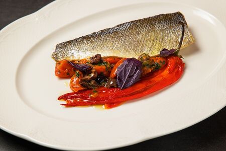 Сибас с запеченным болгарским перцем