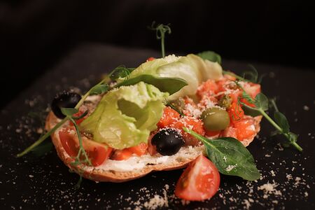 Брускетта с копчёным лососем