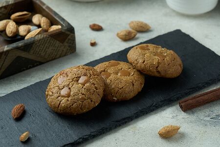 Миндальное печенье с солёной карамелью