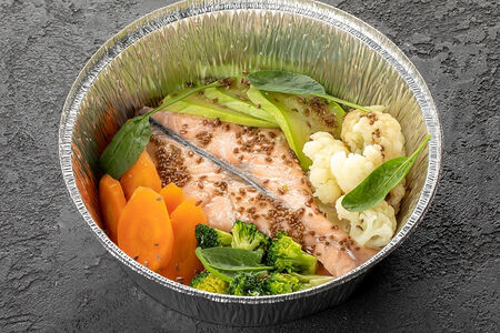 Лосось на пару с овощами