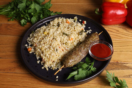 Люля-кебаб с соусом и зеленью 70/20