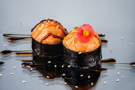 Запеченный ролл с сочным кальмаром и соусом унаги