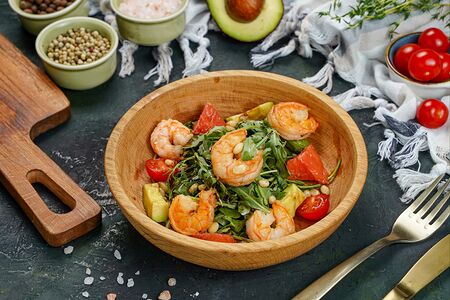 Салат с креветками и авокадо