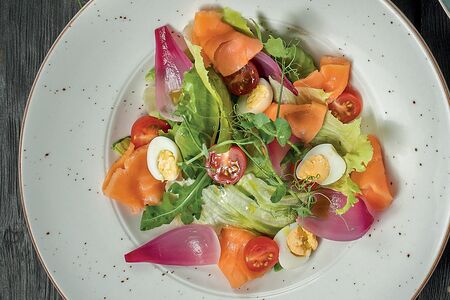 С лососем и перепелиными яйцами