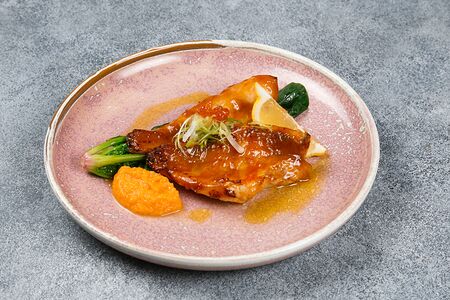 Окунь на гриле в мисо соусе