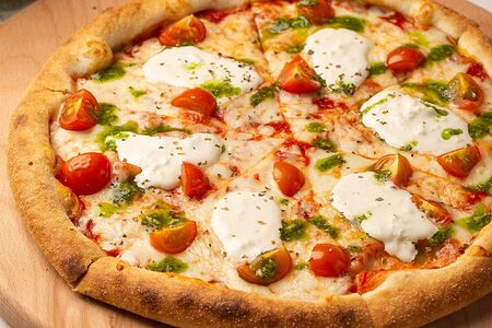 Пицца Песто с томатами черри и сыром страчателла