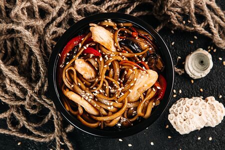 Яичная лапша с куриным филе в соевом соусе