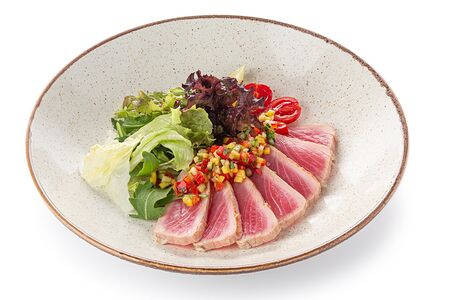 Стейк тунца с овощной сальсой