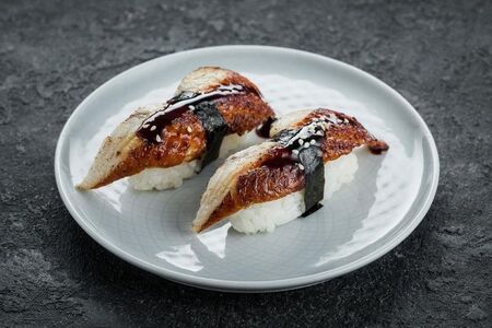 Суши с угрём