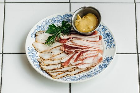 Сало два вида с горчицей и хлебом