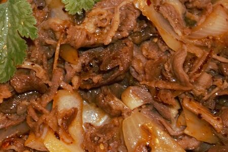 Баранина с луком, жаренная на сильном огне