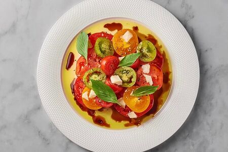 Салат из помидоров с пармезаном