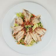 Микс салат с водорослями чука и жаренным угрем