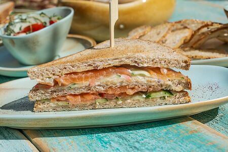 Сэндвич с семгой двойной