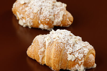 Круассан с миндальной начинкой