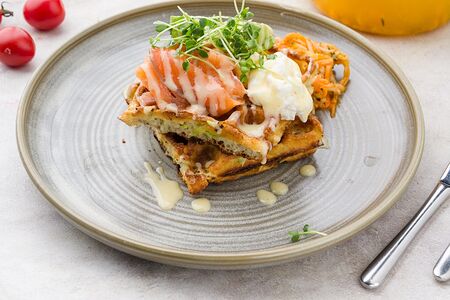 Вафля с семгой, яйцом пашот и сливочным мусс-кремом