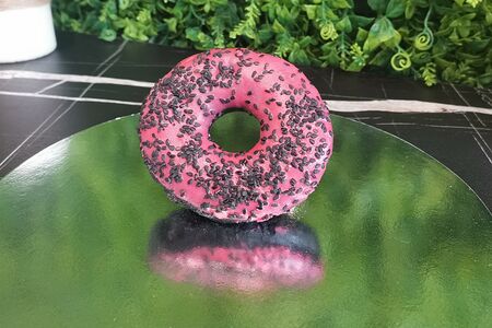 Донат творожный с кунжутом