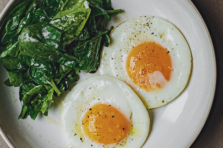 Глазунья и шпинат